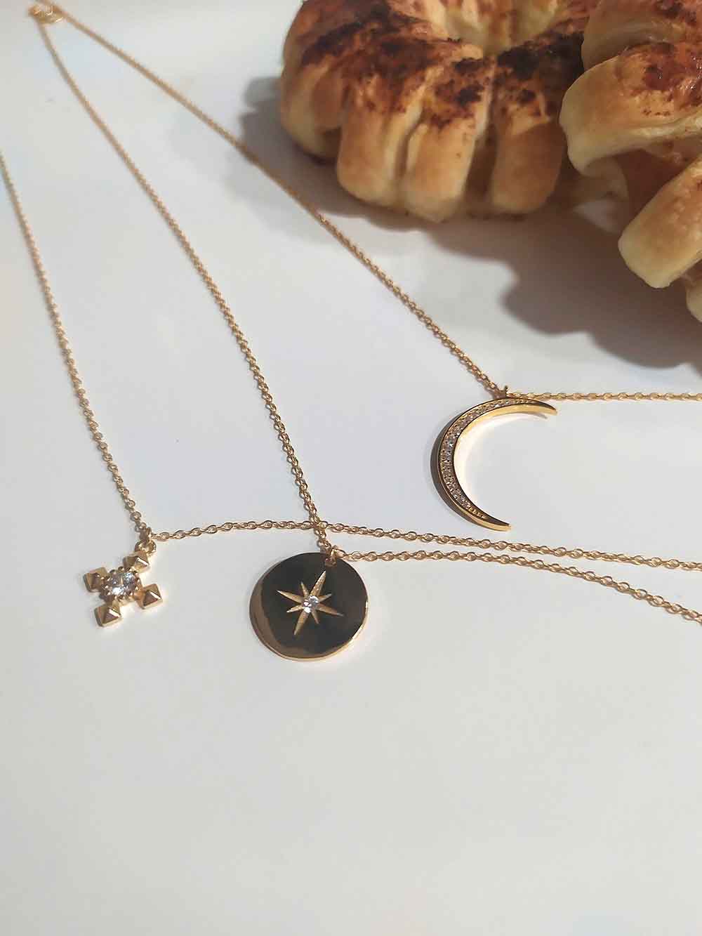 Collares de plata con baño de oro. Joyas con circonitas.